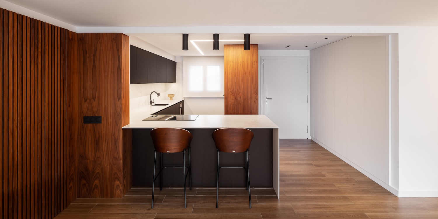 Reforma integral de vivienda en Hospitalet de l’Infant con cocina abierta, espacios luminosos y materiales cálidos para un hogar funcional y acogedor.