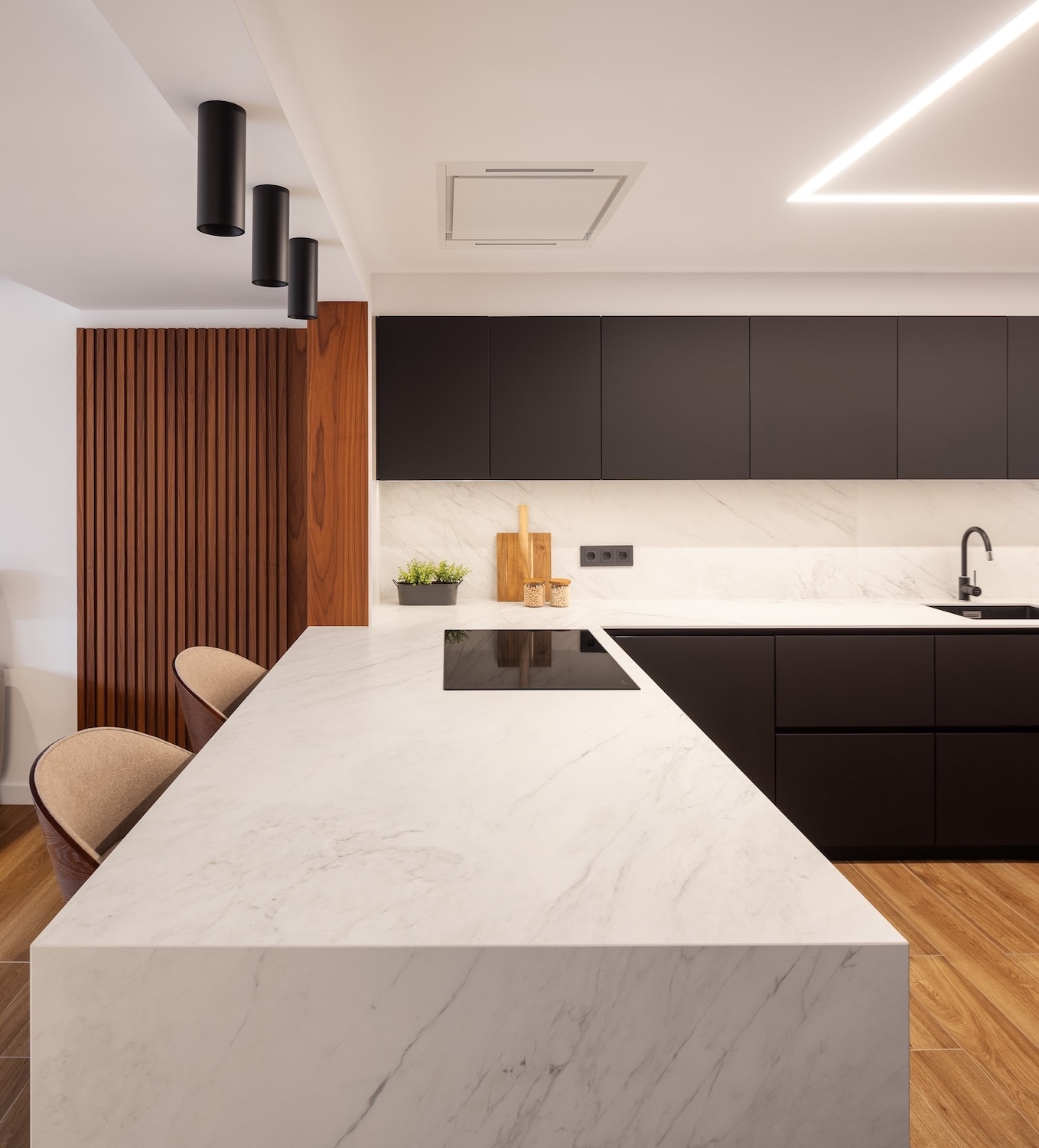 Reforma integral de vivienda en Hospitalet de l’Infant con cocina abierta, espacios luminosos y materiales cálidos para un hogar funcional y acogedor.